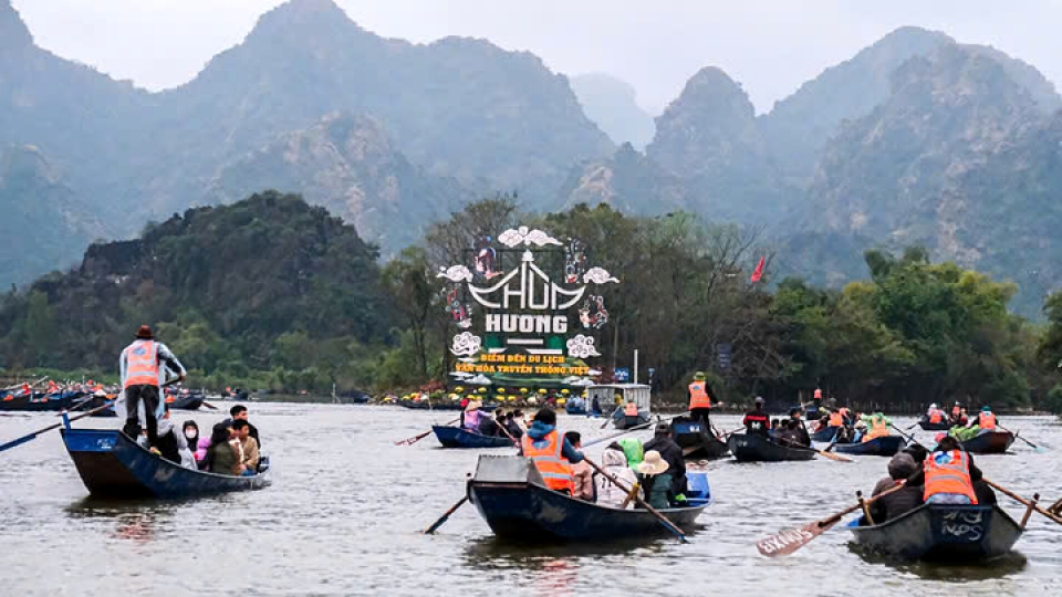 Pilgrims brave rain and cold to join Perfume Pagoda Festival